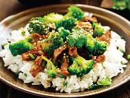 Рецепта Телешко с броколи по азиатски върху канапе от ориз